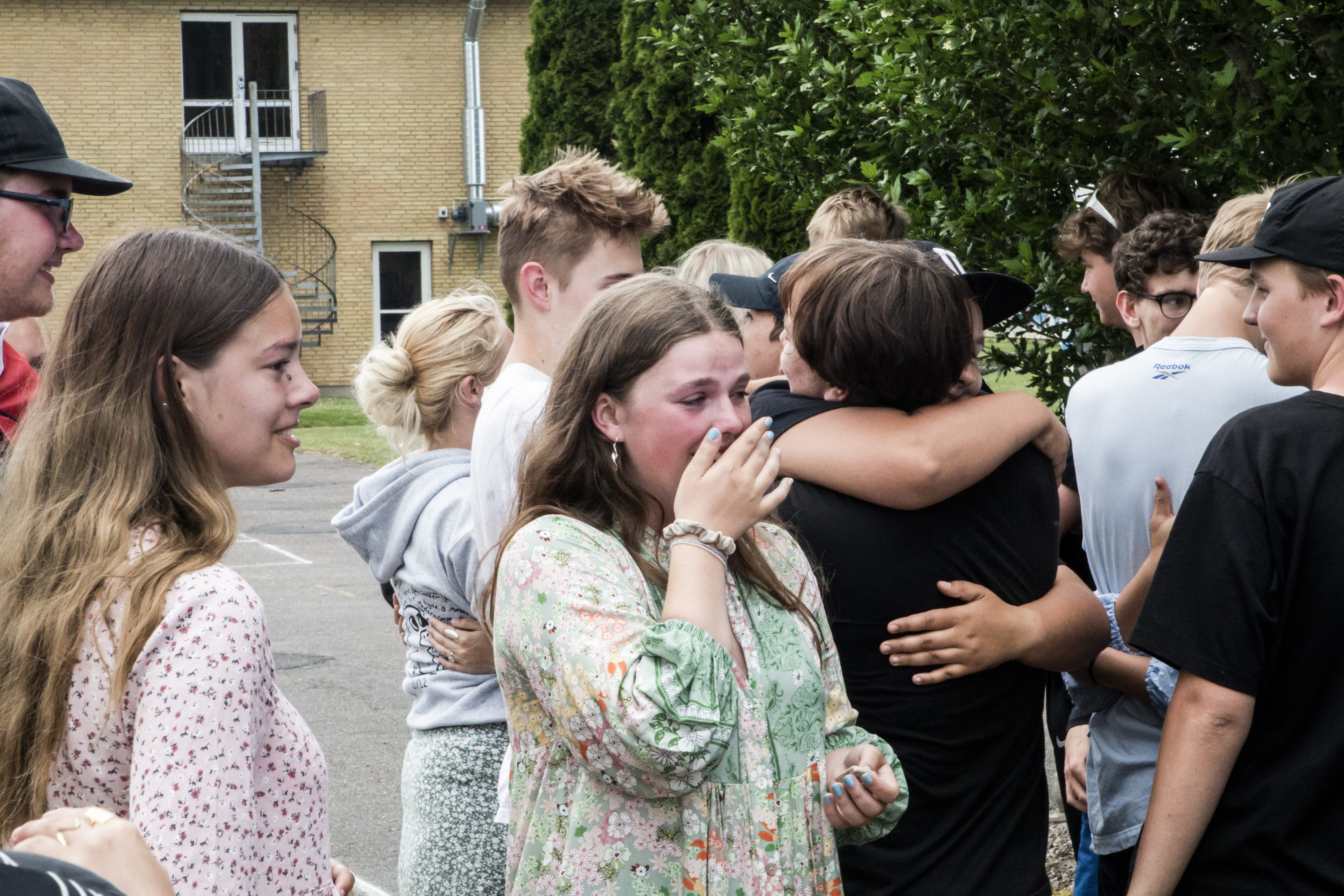 Elever siger farvel til sidste skoledag