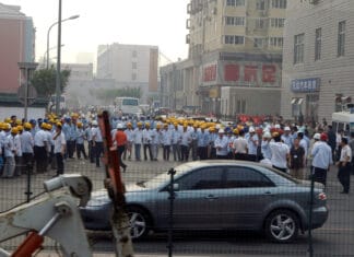 Chinese Workers on strike. Photo: Taken on August 11, 2007 by en jachère. (CC BY-NC-ND 2.0).