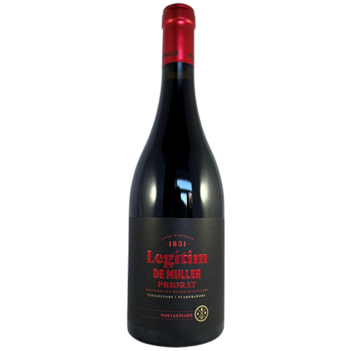 PRIORAT LEGITIM Crianza 2021 er en dejlig og spændende rødvin, der er er baseret på en superblanding af Garnacha, Merlot, Syrah og Cariñena druesorterne. Vinen har en elegant "picota" (kirsebær) røde farve og rubine toner. En sensuel aroma, dyb og kompleks, hvor vanilje og ristede aromaer peger ud som en følge af en aldring i fransk eg, med overvejende strejf af meget modne røde frugter