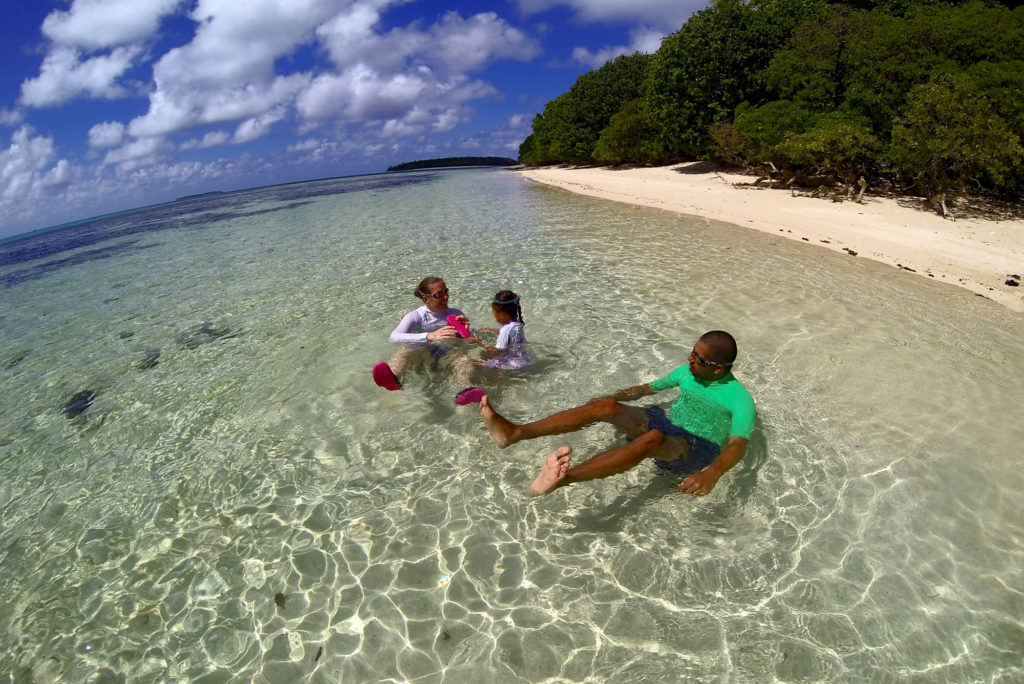 Solitaree travelers in a remote desert island