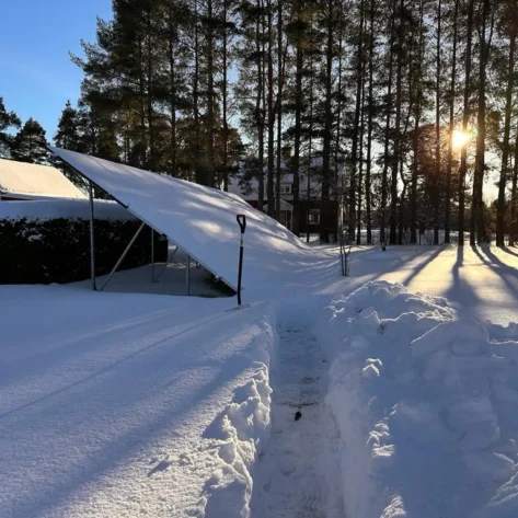 Snötäckta solpaneler