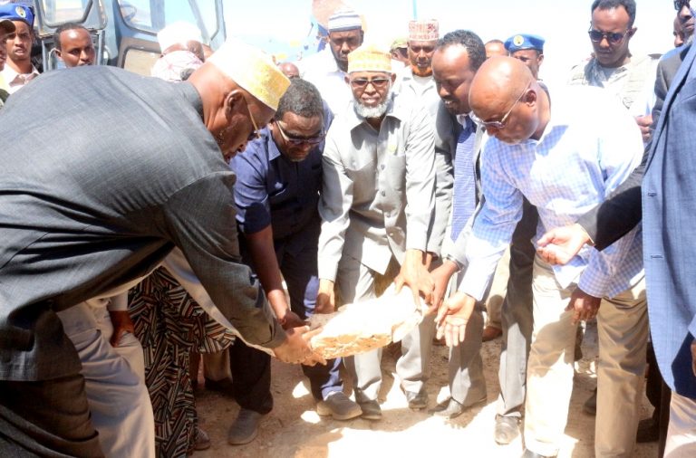 Wasiirka Gaadiidka Iyo Horumarinta Jidadka Oo Dhagax-dhigay Dhismaha Waddo Isku Xidhaysa Wadaamo-Goo iyo Buuhoodle