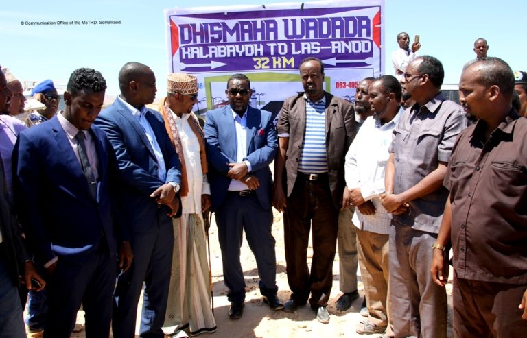 Wasiirka Gaadiidka iyo Horumarinta Jidadka Somaliland oo Dhagax-dhigay Dhismaha Waddo Isku Xidhaysa Laascaanood iyo Kala-baydh