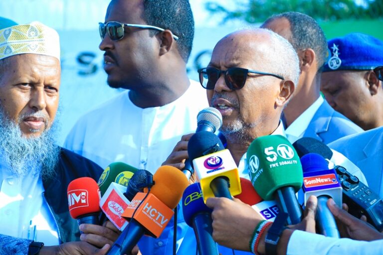 Madaxweyne ku-xigeenka Somaliland oo Shacabka Hargeysa Salaadda Ciidul Adxa-ha kula Tukaday Garoonka Kubadda Cagta