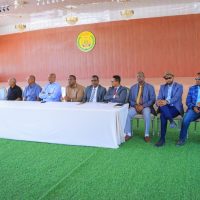 madaxweynaha somaliland oo lacago guddoonsiiyey ganacsatadii suuqa waaheen qaarkood (14)