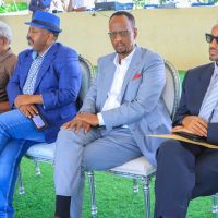 madaxweynaha somaliland oo lacago guddoonsiiyey ganacsatadii suuqa waaheen qaarkood (19)