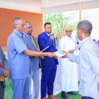 madaxweynaha somaliland oo lacago guddoonsiiyey ganacsatadii suuqa waaheen qaarkood (26)