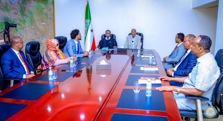 “Marka aad saddexda xisbi soo saartaan baa madaxweynahana la dooranayaa” – Madaxweynaha Somaliland oo Dardaaran Faray Xubnaha Komishanka Doorashooyinka