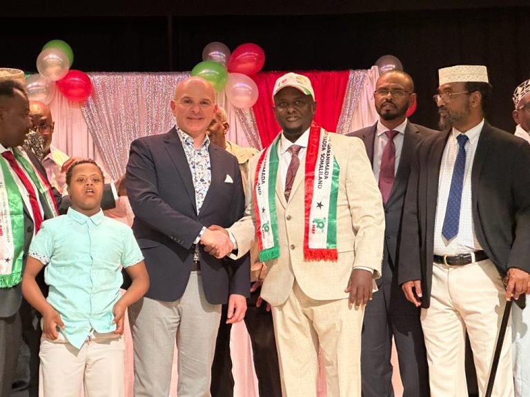 Wasiir ka Tirsan Dawladda Canada iyo Guddoomiye Cali Xaamud Oo Xuska 18 May La Oogay Jaaliyada Somaliland