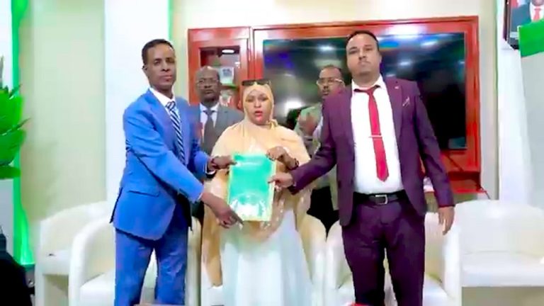 Agaasimaha Guud ee Baanka Dhexe ee Somaliland Oo Xilka kala Wareegay Agaasimihii ka horreeyey