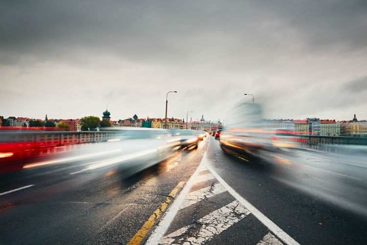 Tät trafik med många bilar i hög hastighet som orsakar trafikbuller.