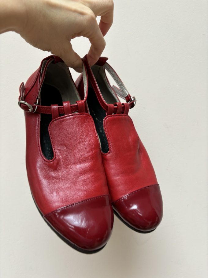 Gorgeous vintage red leather shoes size UK5