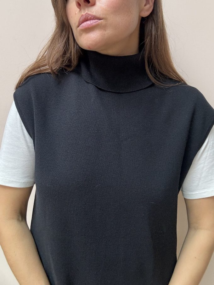 Lovely black roll neck long to size Mediun