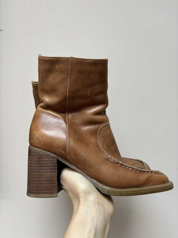 Gorgeous brown leather heeled boots size UK3