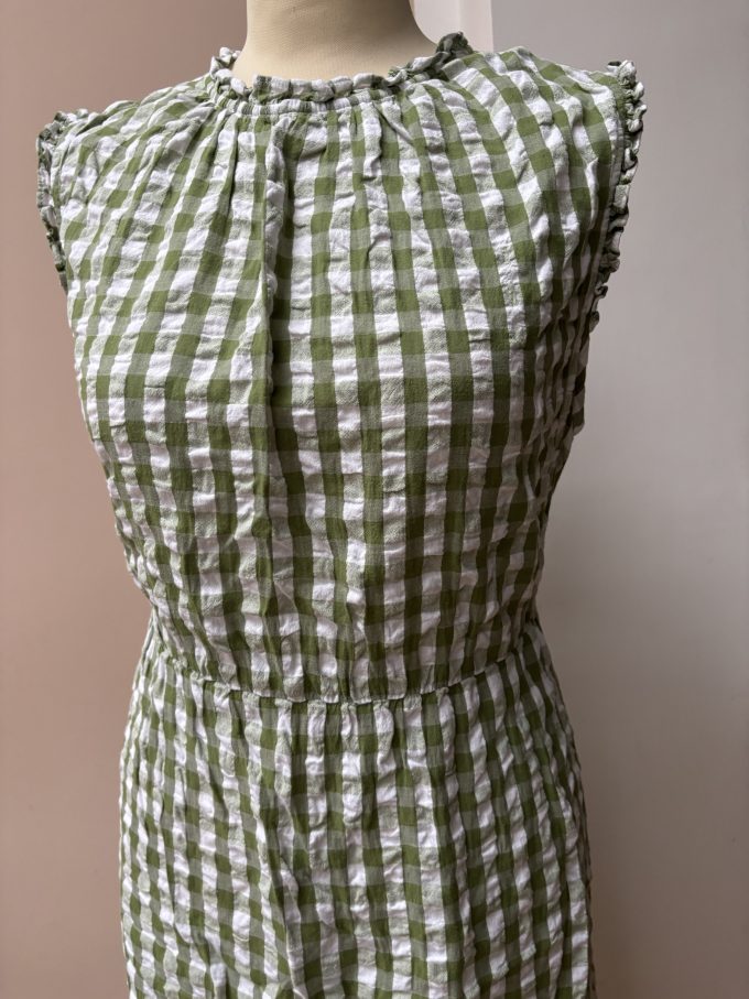 Lovely 100% cotton gingham dress. Great for layering this time of year. Size Large