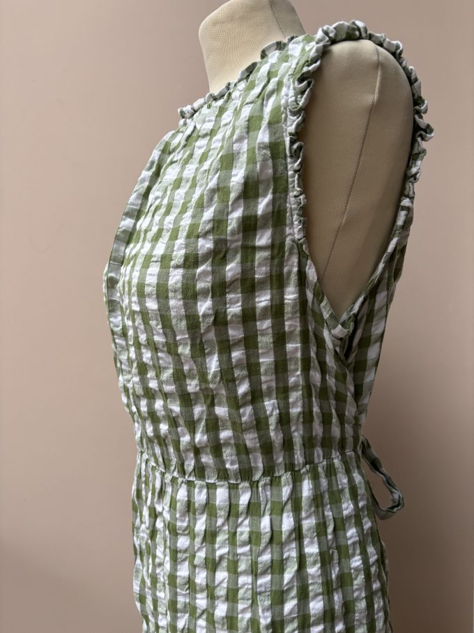 Lovely 100% cotton gingham dress. Great for layering this time of year. Size Large