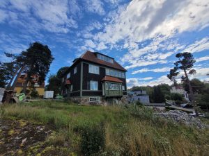 Villa Tallbo på höjd – totalrenoverad sekelskiftesvilla på Lidingö med generös trädgård.