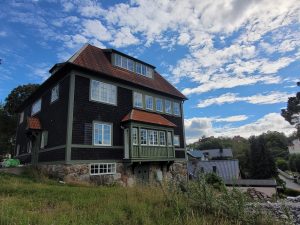 Villa Tallbo i Torsvik, Lidingö – sekelskiftesvilla från 1907, totalrenoverad 2025 med högt läge och stor tomt.”