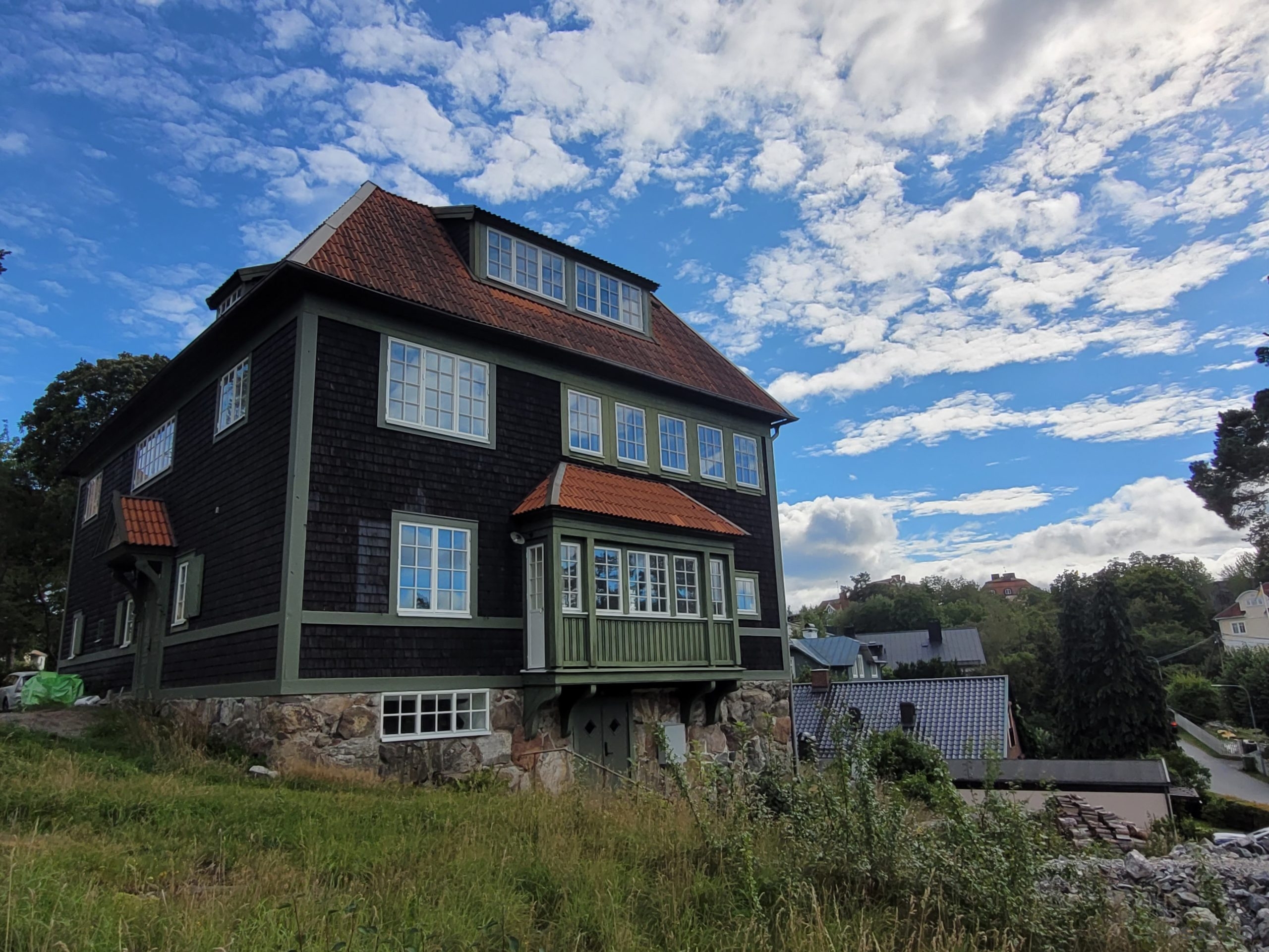 Villa Tallbo i Torsvik, Lidingö – sekelskiftesvilla från 1907, totalrenoverad 2025 med högt läge och stor tomt.”