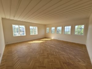 Sällskapsrum med tidstypiska detaljer.