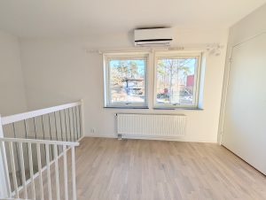 Allrum på övre plan med stora fönster i etagelägenhet på Sparvvägen i Tyresö