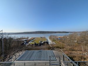 Stor balkong med glasräcke och utsikt över Kalvfjärden i bostadsrätt på Sparvvägen i Tyresö