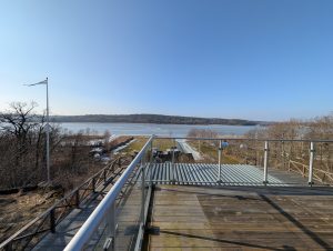 Stor terrass med glasräcke och utsikt över Kalvfjärden i bostadsrätt på Sparvvägen i Tyresö