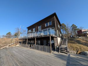 Fastighet på Sparvvägen i Tyresö med två bostadsrätter och utsikt över Kalvfjärden