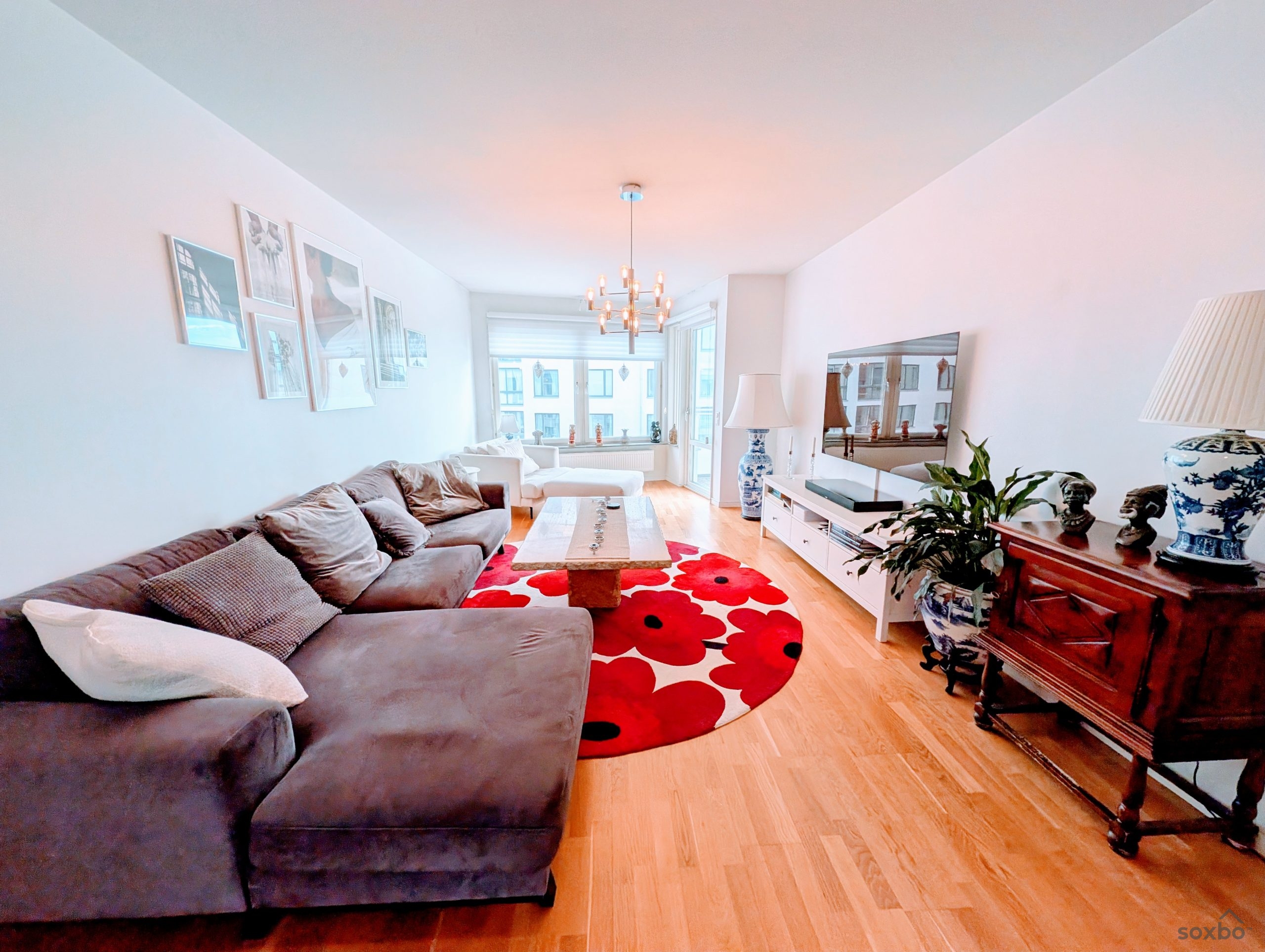 Ljust vardagsrum i 4 rok på Fendergatan i Hammarby Sjöstad