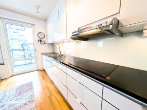 Modernt kök med goda arbetsytor i bostad på Fendergatan