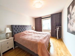 Sovrum med plats för dubbelsäng i lägenhet på Fendergatan