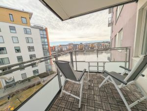 Balkong med utsikt över vattnet i Hammarby Sjöstad på Fendergatan