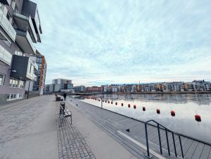 Kajpromenad och vattennära miljö vid Fendergatan i Hammarby Sjöstad