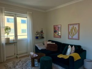 Lägenhet Erik Dahlbergsgatan vardagsrum med soffgrupp och ljusinsläpp