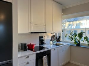 Möblerad lägenhet Erik Dahlbergsgatan kök med matplats och ljusinsläpp