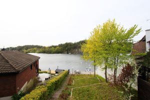 Sjöutsikt från bostad på Junohällsvägen Stora Essingen med delad trädgård och brygga