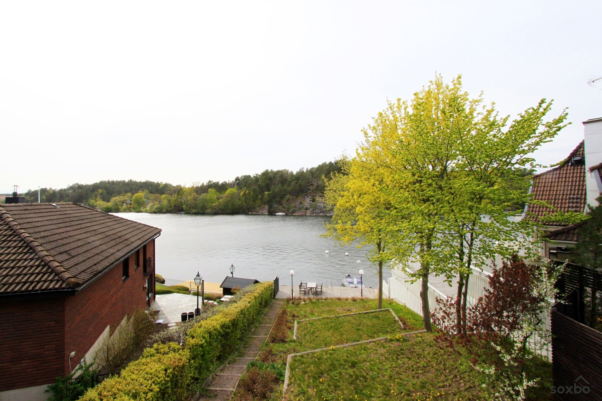 Sjöutsikt från bostad på Junohällsvägen Stora Essingen med delad trädgård och brygga