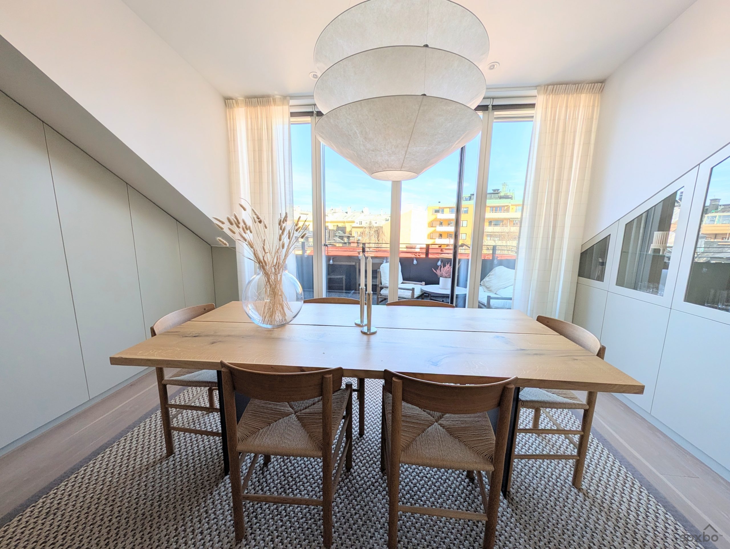 Vindsvåning Riddargatan matplats med utgång till terrass och utsikt