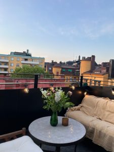 Vindsvåning Riddargatan terrass med utsikt över takåsar i Östermalm