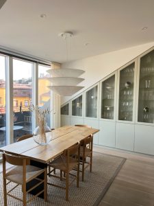 Vindsvåning Riddargatan matplats med platsbyggd förvaring och stora fönster