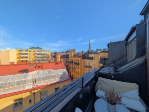 Vindsvåning Riddargatan terrass med utsikt över takåsar i Östermalm