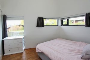 Sovrum med fönster i två väderstreck och ljusa ytskikt
