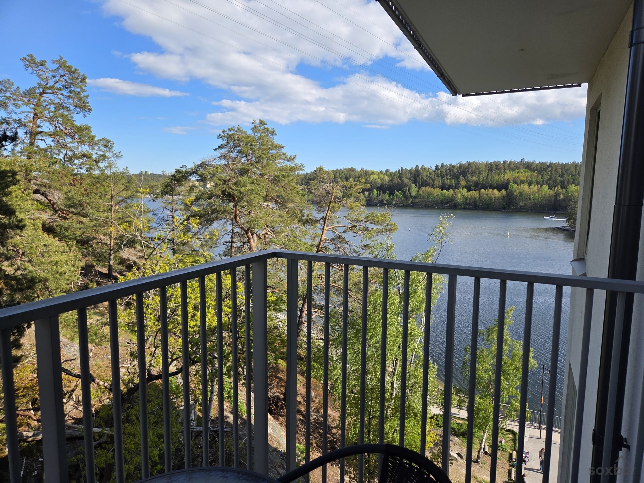 Balkong med sjöutsikt från Tollare Strand 9 i Saltsjö-Boo