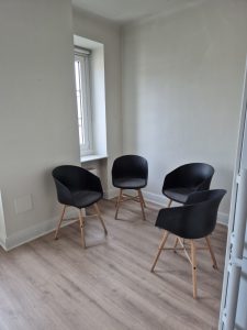 Nyrenoverat kök med köksstolar och bord (tillkommer).
