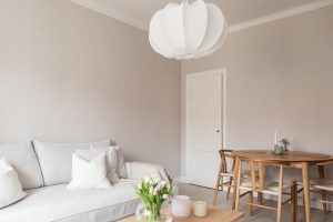 Möblerat vardagsrum i lägenhet på Birger Jarlsgatan 104