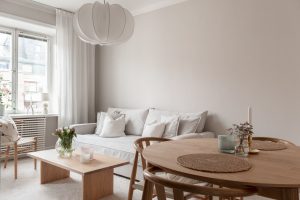 Ljust vardagsrum med matplats i Vasastan