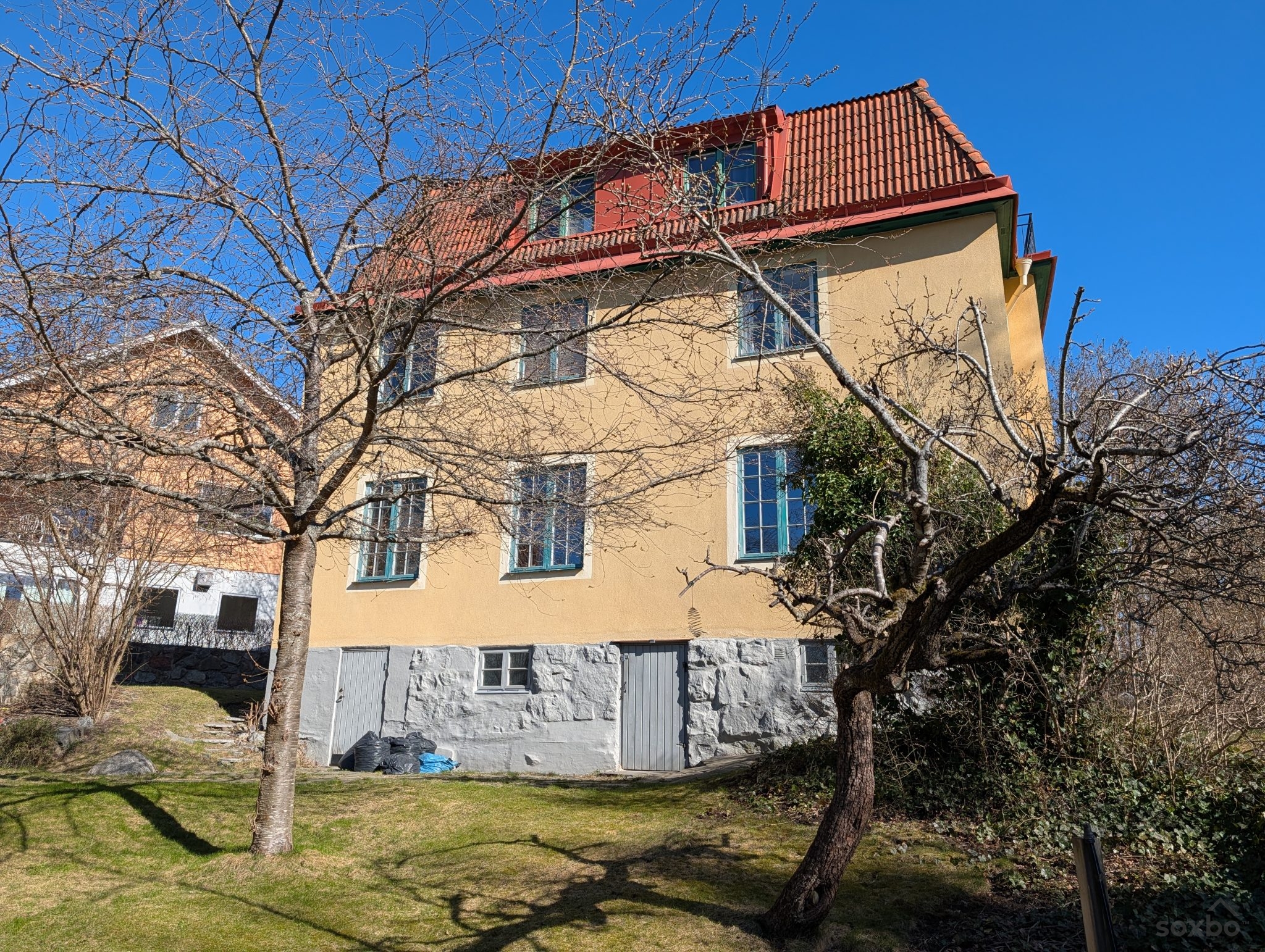 Fastighet med trädgård på Flottbrovägen Stora Essingen