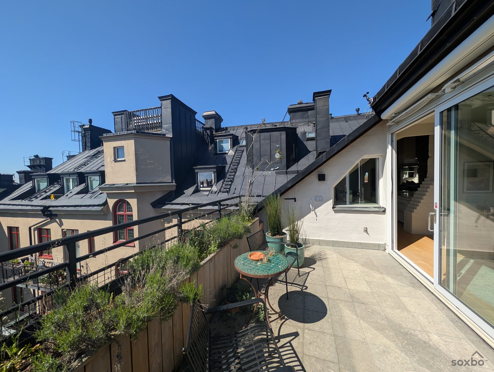 Privat takterrass i Villastaden med utsikt över Stockholms taklandskap