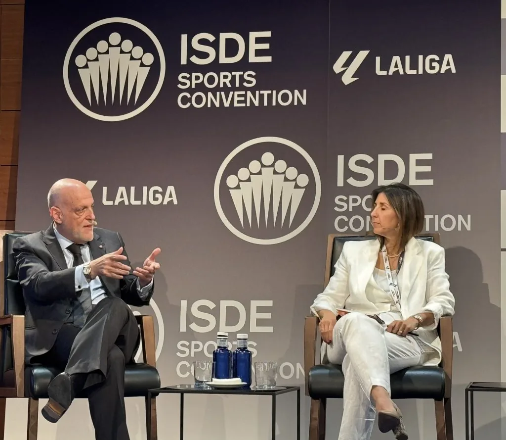 متحاوران يجلسان على منصة أمام خلفية تحمل شعاري ISDE Sports Convention وLaLiga
