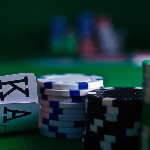 Hur spelar man poker Texas Hold’em: En grundläggande guide